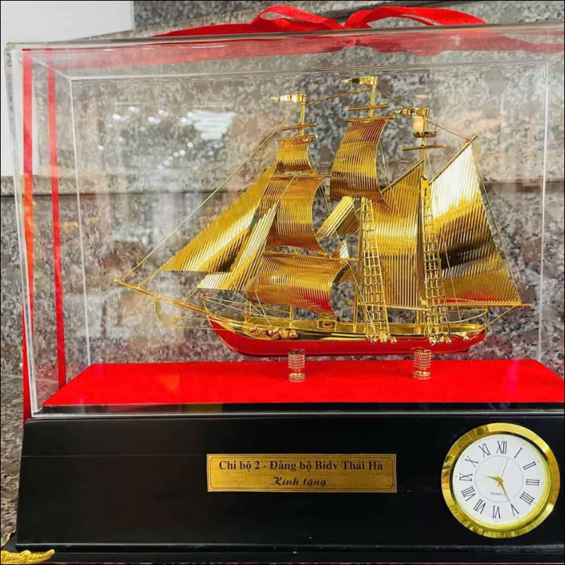 mô hình thuyền buồm mạ vàng